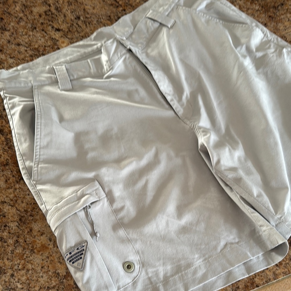 Columbia Men's Light Gray Cargo Shorts